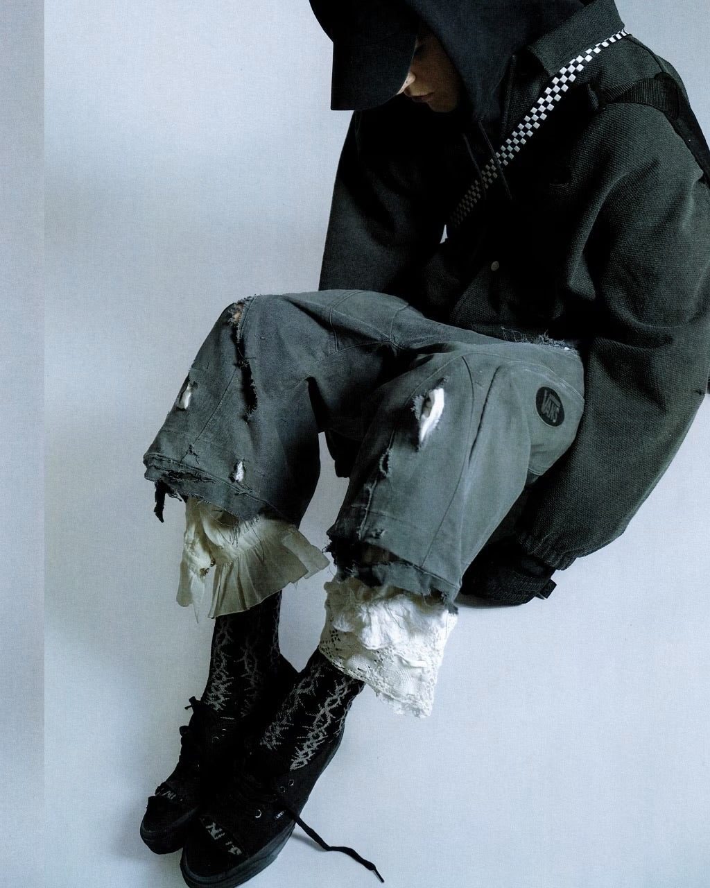 Vans x Slam Jam Act of Disagreement, look con Vans nere e denim strappato
