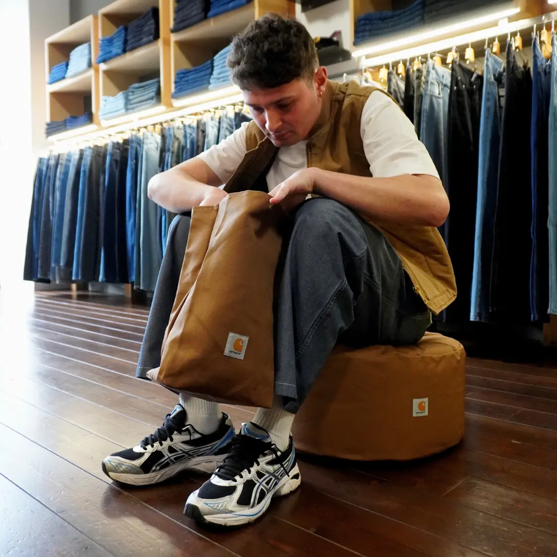 foto dentro effetti store con modello che indossa carhartt